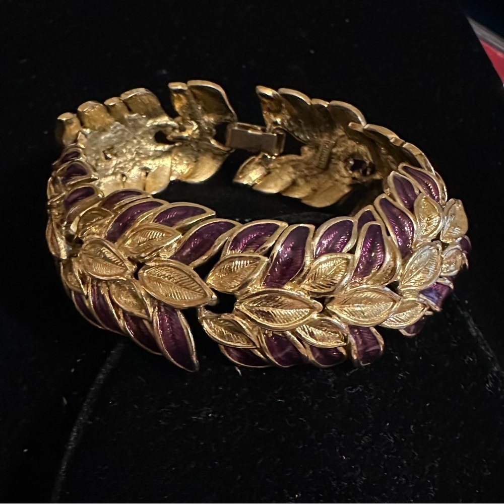 Vintage TRIFARI Gold Tone & Purple Enamel Leaf Pattern Bracelet 7”‎